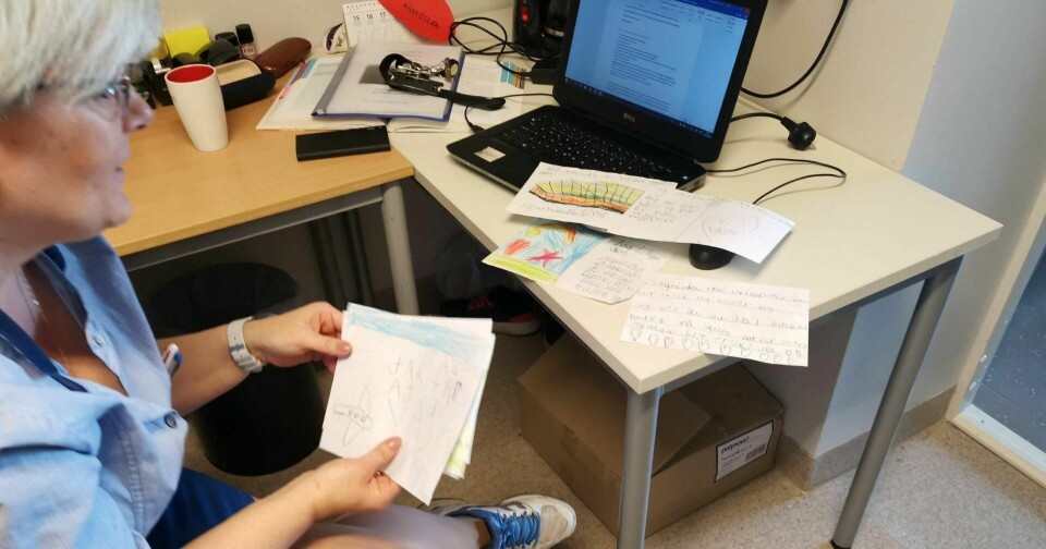 Agnieszka Almukhtar jobber som fast ansatt renholdspersonale på en skole i Oslo, og jobber med å kartlegge hvilke skoler som selv ansetter renholdere, og hvilke skoler som leier inn disse fra et kommersielt firma. Etter lengre tids sykdom fikk Agnieszka tegninger fra barna på skolen der hun jobber. FOTO: Stian Fyen
