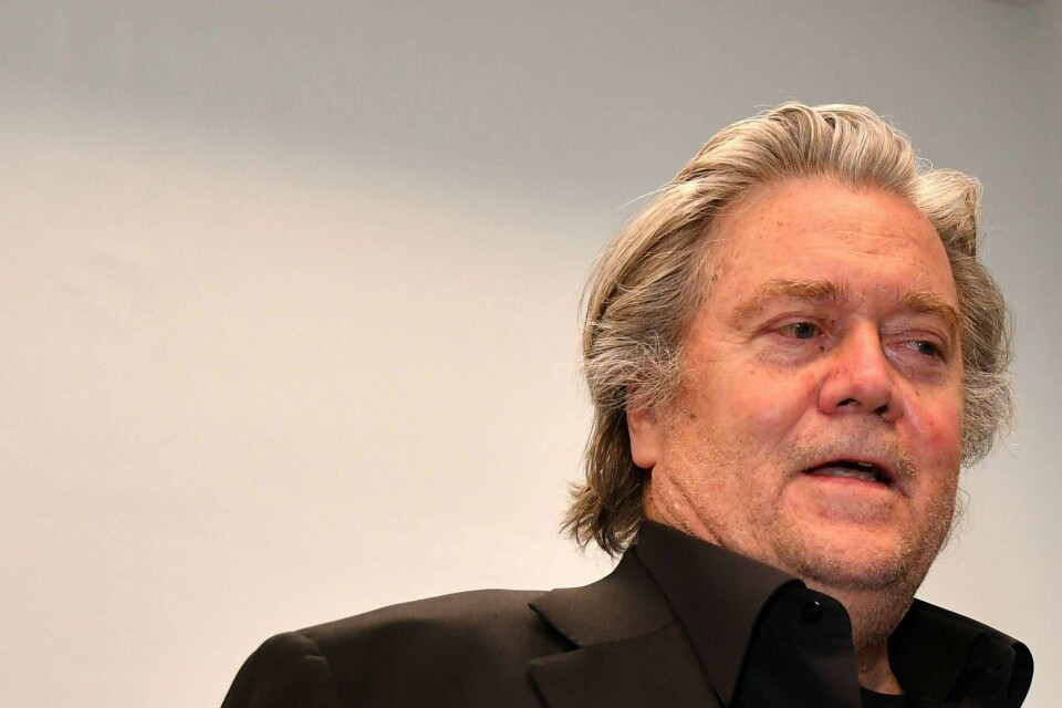 Eks-Trump-strateg Steve Bannon skal holde foredrag i Oslo 10. mai. Her under et møte i Roma i mars