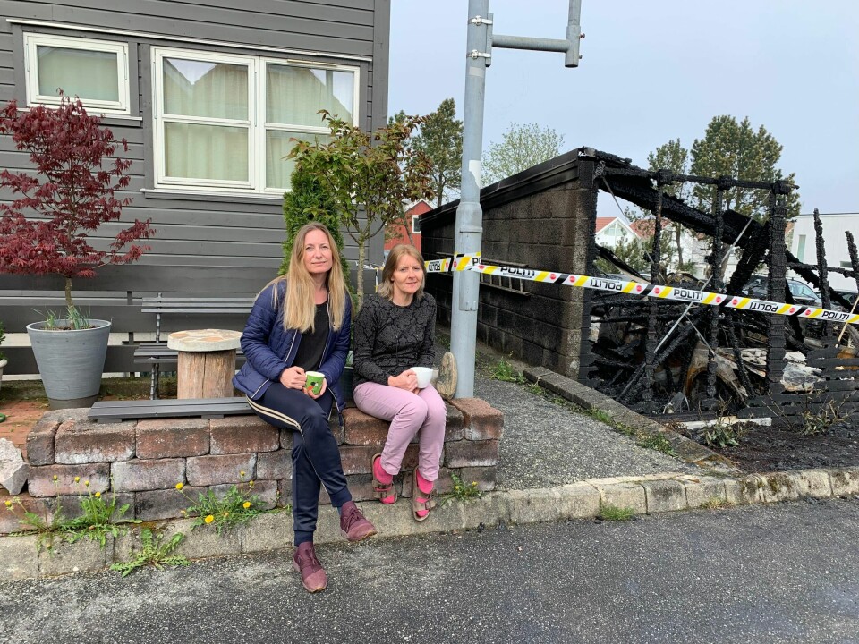 Bettina Bruun og Maike Eie beskriver brannen som dramatisk med full fyr og smell fra dekk som eksploderte. Heldigvis klarte de å holde flammene unna slik at det ikke tok fyr i Eies bolig som ligger helt inntil garasjeanlegget. FOTO: TORE BRULAND