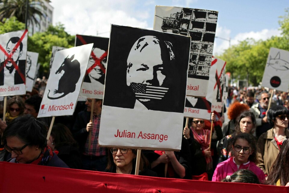 Julian Assange er i ferd med å bli et globalt symbol på ytringsfrihet, Her fra en demonstrasjon i Lisboa 25. april. FOTO: NTB SCANPIX
