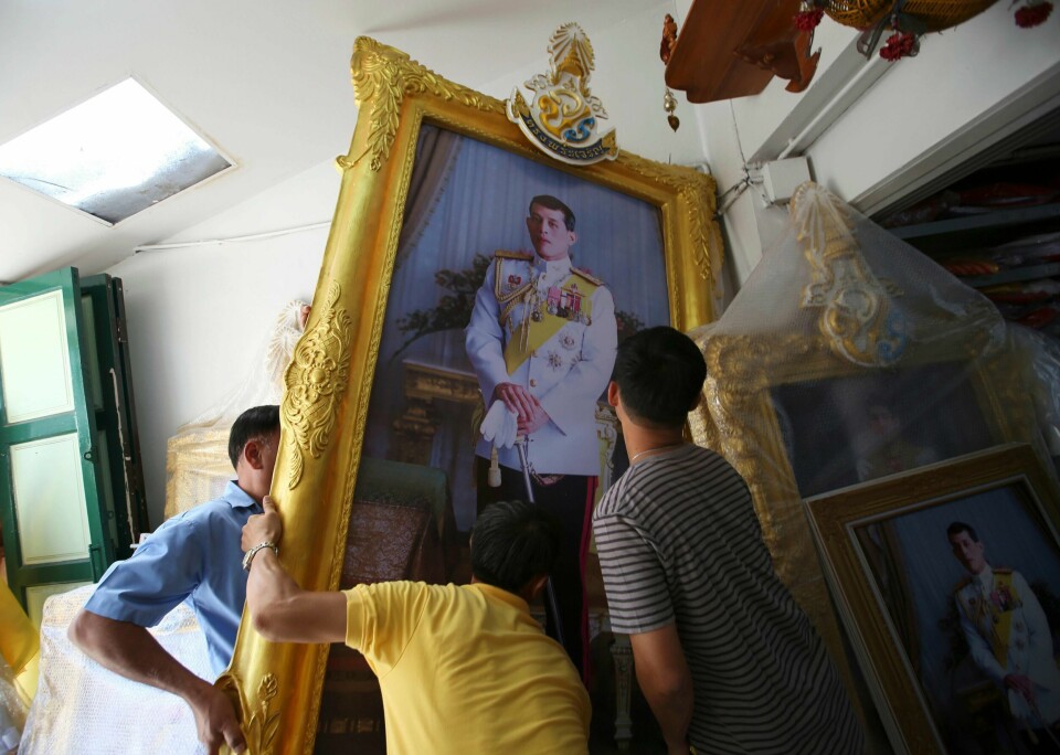 Et stort portrettmaleri av kong Maha Vajiralongkorn skal transporteres til en kjøper i Bangkok. Foto: Sakchai Lalit / AP / NTB scanpix