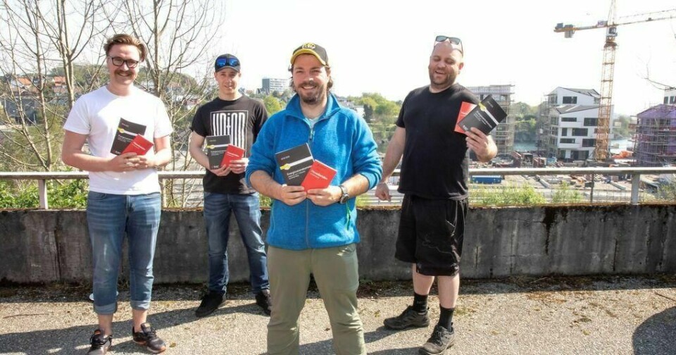 Fire av de fem som har streiket i Traftec var i dag, tirsdag, hos Rogaland Elektromontørforening for å feire med kake og vennes tilbake med elektrikerlivet. Foto: Geir Ove Bernhoff (RELE)