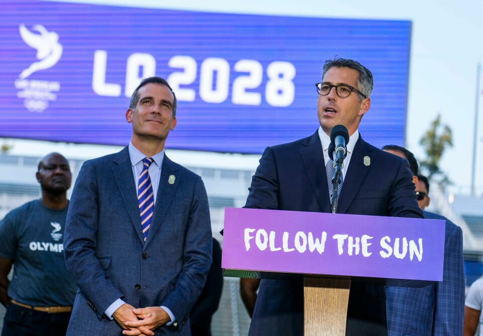 Ordfører i Los Angeles, Eric Garcetti (venstre) og leder for OL-komiteen i byen Casey Wasserman fortalte tirsdag at prislappen for å arrangere OL i 2028 blir 60 milliarder kroner. Foto: AP Photo / Ringo H.W. Chiu / NTB scanpix.