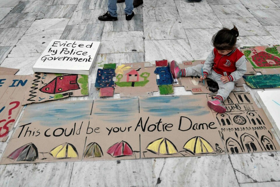 SELEKTIV OMSORG: Dette kunne vært ditt Notre Dame står det på plakaten til asylsøkere foran det greske parlamentet. FOTO: LOUISA GOULIAMAKI/NTB SCANPIX