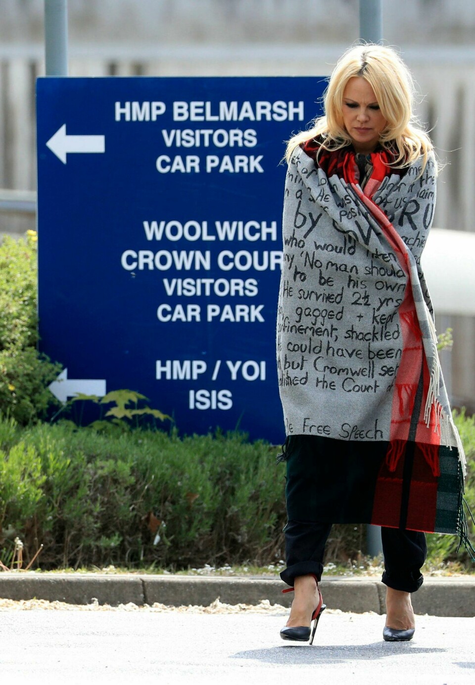 Oamela Anderson på vei tilbake fra besøket med Aasange. US actress Pamela Anderson leaves Belmarsh Prison in south-east London, after visiting WikiLeaks founder Julian Assange, Tuesday May 7, 2019. (Gareth Fuller/PA via AP)