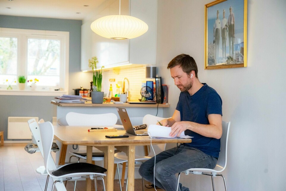 Skal vi få et fleksibelt arbeidsliv der karriere og privatliv kan gå i hop, må hjemmekontor sidestilles med ordinært arbeidssted, skriver Nina Riibe. Hjemmekontor på kjøkkenet