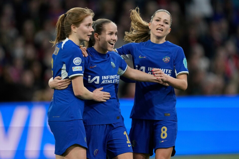 Guro Reiten (i midten) var med på å vinne med Chelsea i åpningskampen i den engelske superligaen. Her er hun fra forrige sesong Guro Reiten (i midten) var med på å vinne med Chelsea i åpningskampen i den engelske superligaen. Her er hun fra forrige sesong. Foto: Peter Dejong / AP / NTB
