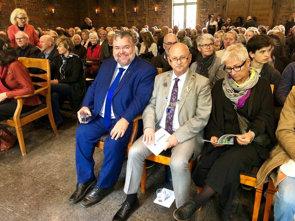 Morten Wold (Frp) og Roger Ryberg (Ap) frontline under årets åpning på Blaafarveværket. Morten Wold (Frp) og Roger Ryberg (Ap) frontline under årets åpning på Blaafarveværket.