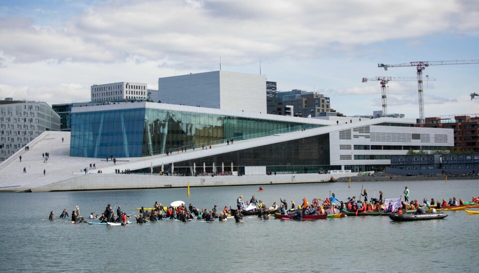 Mange surfere padlet søndag ut i havnebassenget utenfor operaen i Oslo for å vise sin motstand mot Equinors planlagte oljeleting i Australbukta.