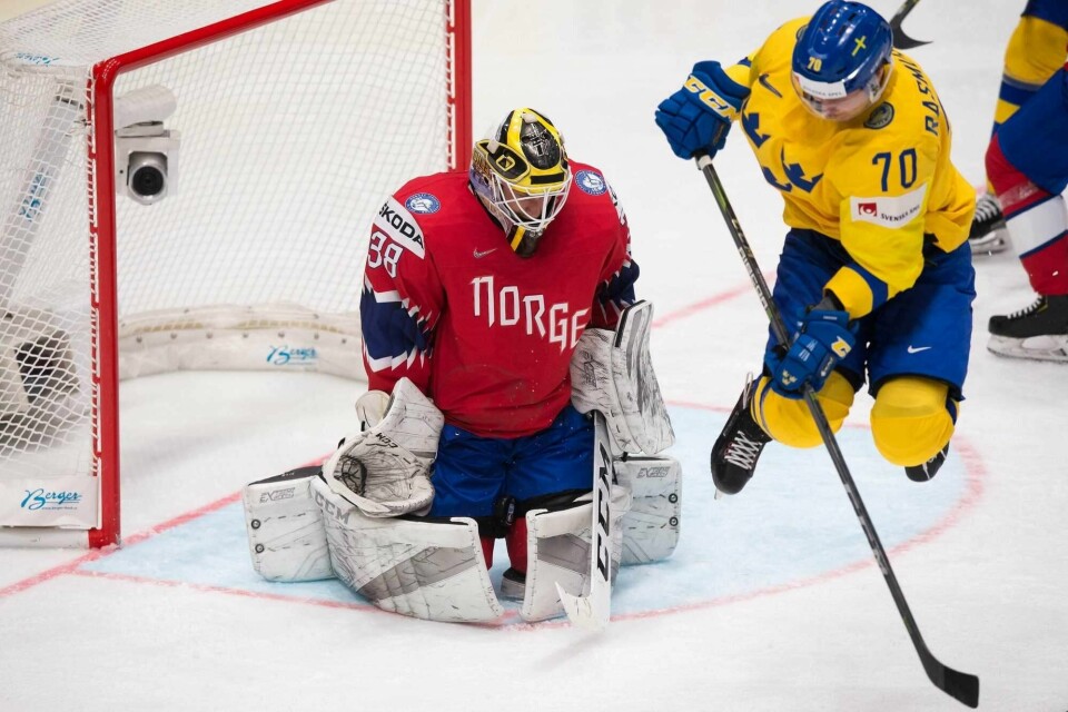 Norges Henrik Holm slapp inn mål etter minutts spill mot Sverige. Foto: Vladimir Simicek / AFP