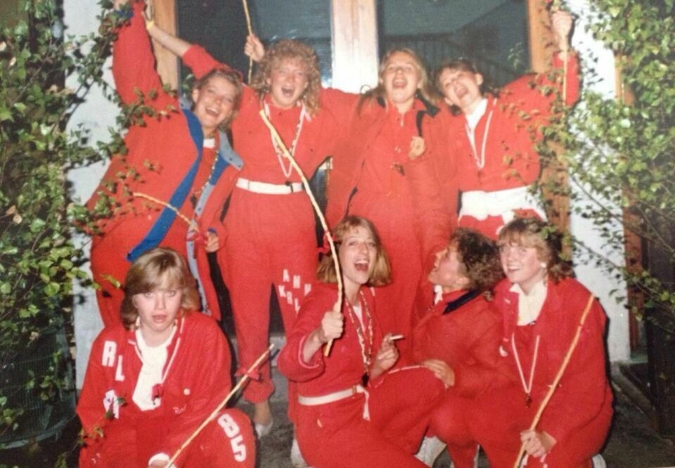 Gjengen: Vi var åtte jenter på bussen, som hadde en herlig russetid et par uker før 17. mai i 1985. Her er vi natt til 17, utenfor hovedinngangen på skolen vår – St. Hallvard i Lier. Dåpen var i Lierbyen og luepåsetting i skolegården etterpå. Gjengen: Vi var åtte jenter på bussen, som hadde en herlig russetid et par uker før 17. mai i 1985. Her er vi natt til 17, utenfor hovedinngangen på skolen vår – St. Hallvard i Lier. Dåpen var i Lierbyen og luepåsetting i skolegården etterpå.