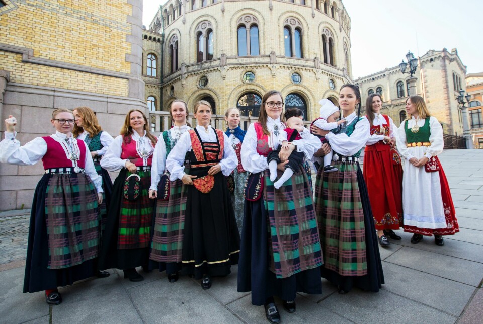 Oslo 20190429.Anna Johansen med Evlyn og Torill Hoem Ringsby med Jakob på armen, står utenfor stortinget mandag sammen med bunadsgeriljaen. En markering mot nedleggelse av sykehus i Norge.Foto: Vidar Ruud / NTB scanpix Oslo 20190429.Anna Johansen med Evlyn og Torill Hoem Ringsby med Jakob på armen, står utenfor stortinget mandag sammen med bunadsgeriljaen. En markering mot nedleggelse av sykehus i Norge.Foto: Vidar Ruud / NTB scanpix