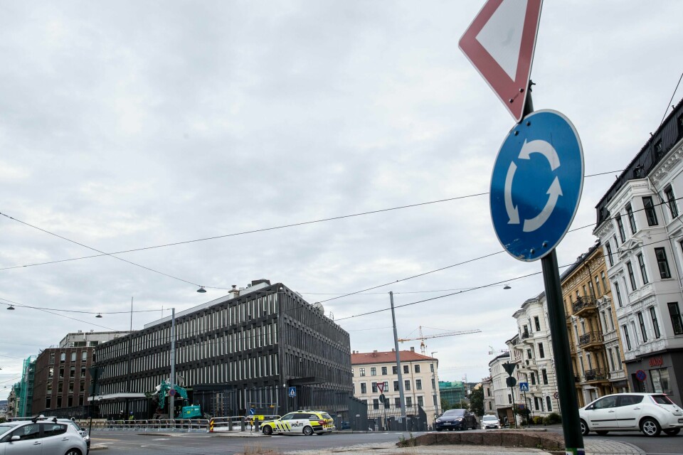 Løkkeveien blir nå permanent stengt for all biltrafikk med bom. Her fra krysset henrik Ibsens gate, hvor Løkkeveien går ned mot Munkedamsveien.