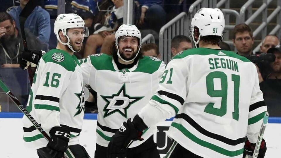 Dallas Stars' Jason Dickinson, Mats Zuccarello og Tyler Seguin feirer en scoring for Stars. Foto: AP/NTB scanpix