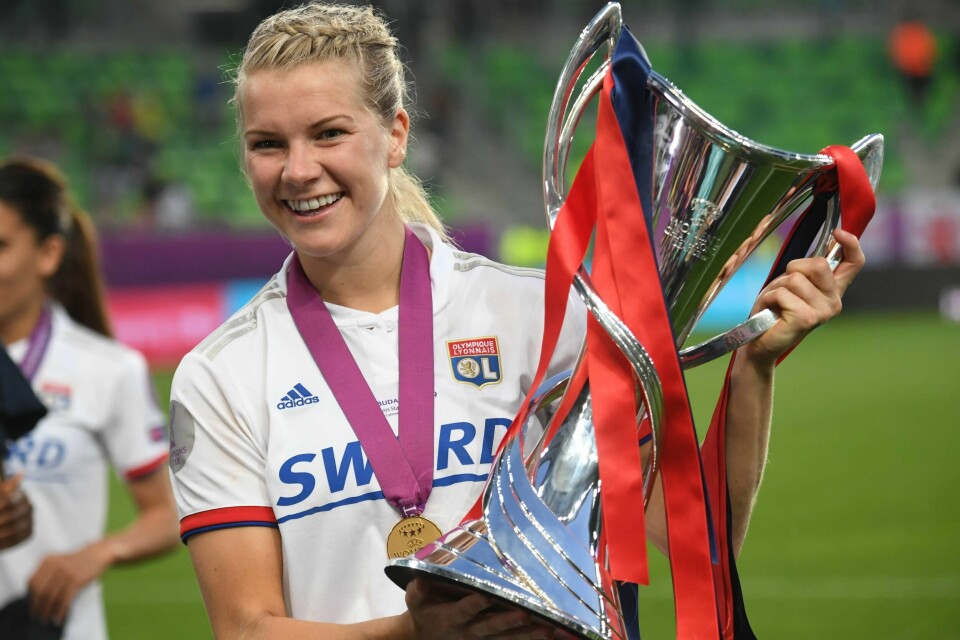 Ada Hegerberg med det historiske trofeet lørdag kveld.