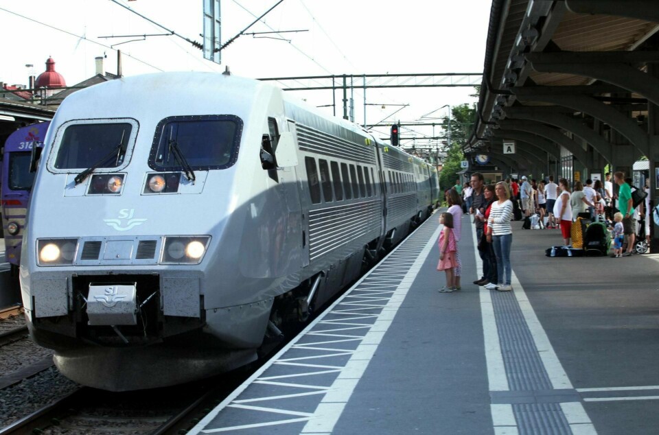 De fleste av SJs 36 X 2000-tog bygges nå om slik at de også kan brukes i Danmark, i tråd med SJs ambisjoner om bedre togtilbud til utlandet. Det første av dem blir ferdig i desember i år. X 2000-togene kan allerede brukes som de er i Norge.