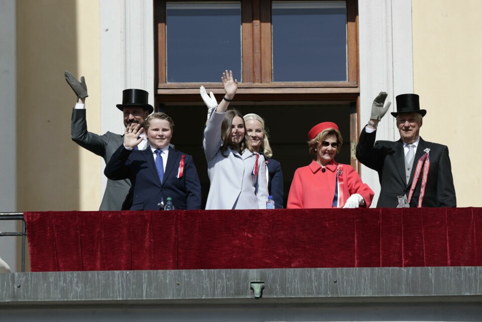 Barnetoget går forbi Slottet hvor kronprins Haakon, prins Sverre Magnus, prinsesse Ingrid Alexandra, kronprinsesse Mette-Marit, dronning Sonja og kong Harald vinker fra slottsbalkongen 17. mai. Foto: Ola Vatn / NTB scanpix Oslo 20190517.Barnetoget går forbi Slottet hvor kronprins Haakon, prins Sverre Magnus, prinsesse Ingrid Alexandra, kronprinsesse Mette-Marit, dronning Sonja og kong Harald vinker fra slottsbalkongen 17. mai.Foto: Ola Vatn / NTB scanpix