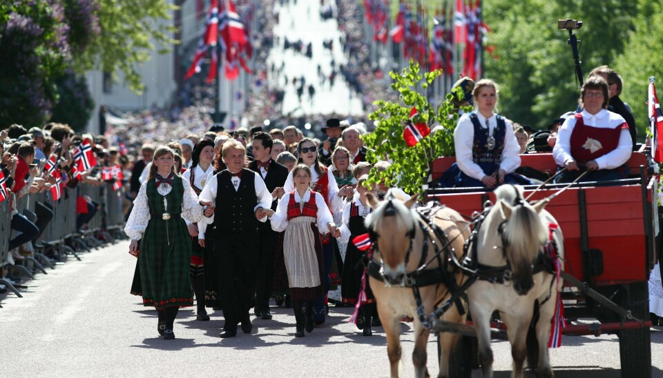 Feiring av 17. mai i Oslo sentrum. Bunadskledde kvinner og menn, samt hest og kjerre opp hovedstadens paradegate Karl Johan. Foto: Ryan Kelly / NTB scanpix