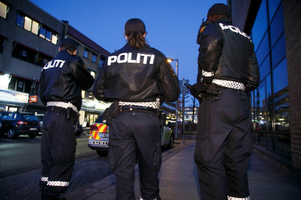Illustrasjonsfoto. SKI 20161213.
Politiet i arbeid. Tre politifolk patruljerer gatene i Ski. NB! Modellklarert til redaksjonell bruk.
Foto: Heiko Junge / NTB scanpix