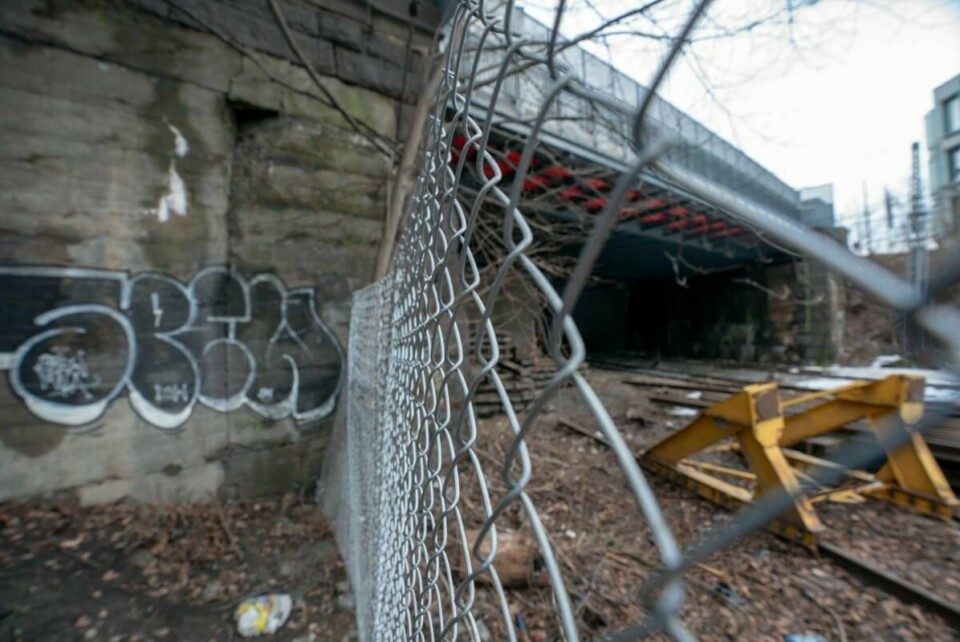 En gutt mistet livet, mens en jente og en gutt ble kritisk skadd etter at de tok seg inn i en tunnel her ved Filipstad i Oslo og kom i kontakt med en strømførende kilde. Foto: Heiko Junge / NTB scanpix