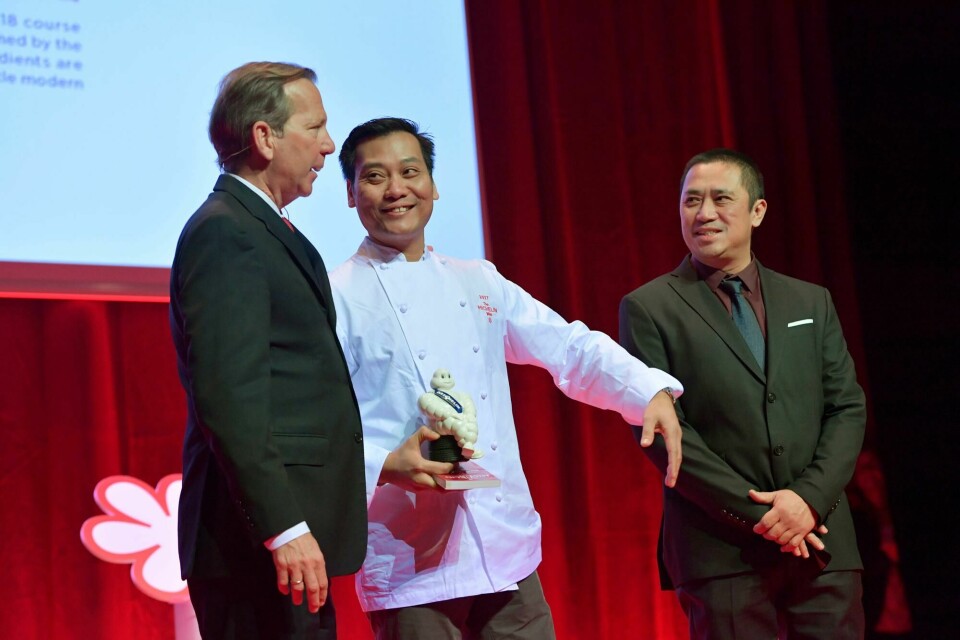Roger Asakil Joya fra restauranten Sabi Omkase i Stavanger da han i 2017 ble tildelt en stjerne i den nordiske Michelin-guiden. Den gang skjedde utdelingen i Stockholm. Nå håper lokale krefter på at neste års arrangement skal legges til Stavanger. STOCKHOLM, SVERIGE 20170222.
Roger Askil från restaurangen Sabi Omakase i Stavanger tar emot en stjärna i den nordiska Michelin gudien under en pressträff i Stockholm.
Foto: Jessica Gow/TT / NTB scanpix