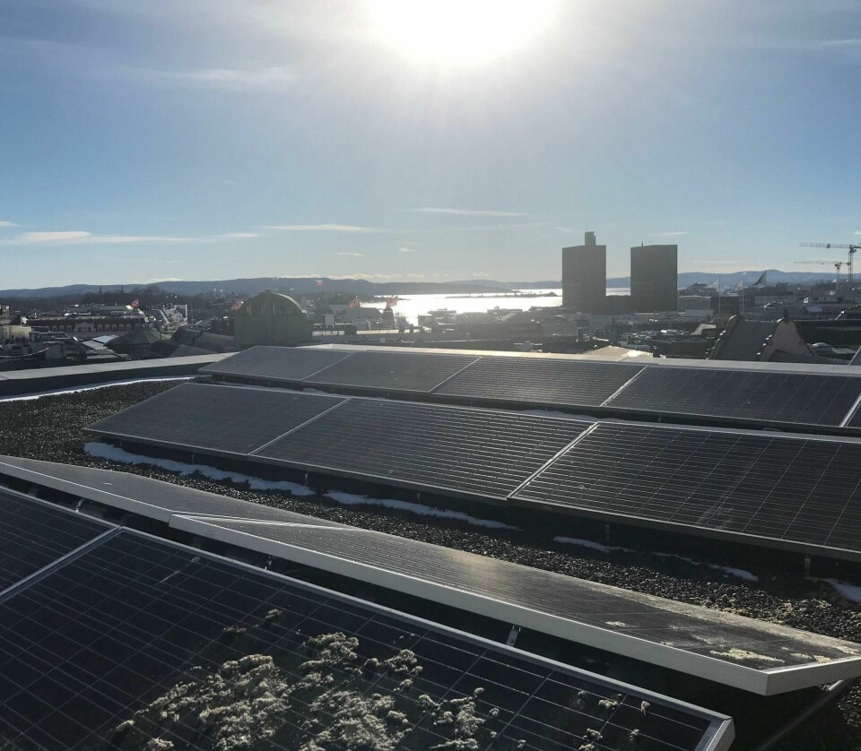 UTNYTTER TAKET: Slik ser solcelleanlegget til Oslo tinghus ut. FOTO: JOHN VIGE PEDERSEN/OSLO TINGHUS UTNYTTER TAKET: Slik ser solcelleanlegget til Oslo tinghus ut. FOTO: JOHN VIGE PEDERSEN/OSLO TINGHUS