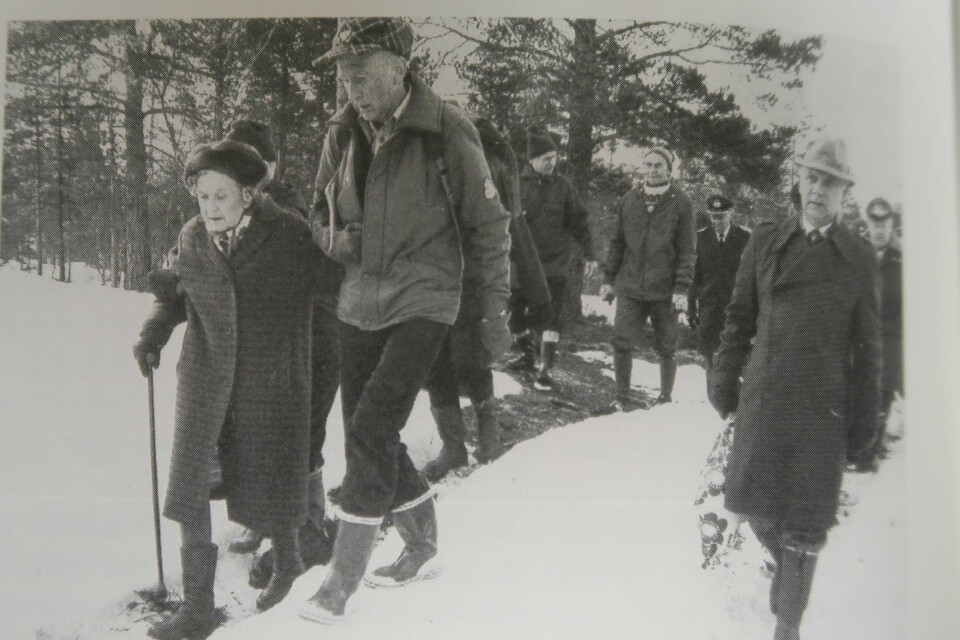 Hjørdis Edvardsen ble skutt i ryggen av tyske soldater 22. juli 1944. 9. april 1980 var hun tilbake ved Gravskogen i Våler, på stedet hvor den dramatiske trefningen med tyske soldater fant sted. Her ledsages hun av Milorg-mannen Knut Lindman og mosseordfører Bjørn Barang (t.h.).