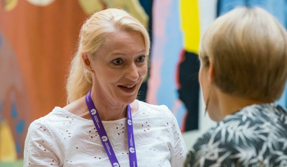 Foretakstillitsvalgt Lene Bachmann for Den Norske Jordmorforening på Oslo universitetssykehus slår alarm om bemanningen på fødeavdelingen. Her er hun i samtale med SVs Kari Elisabeth Kaski (SV) på Stortinget.