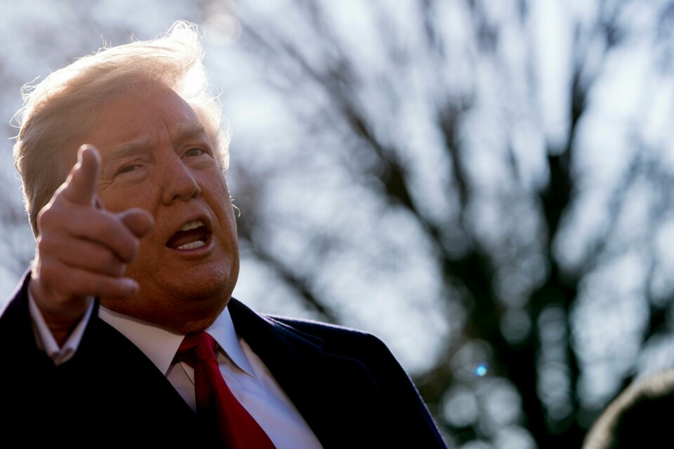 En amerikansk kvinne saksøker sin tidligere arbeidsgiver. Hun mener hun ble sparket av selskapet Akima fordi hun viste fingeren til president Donald Trump.