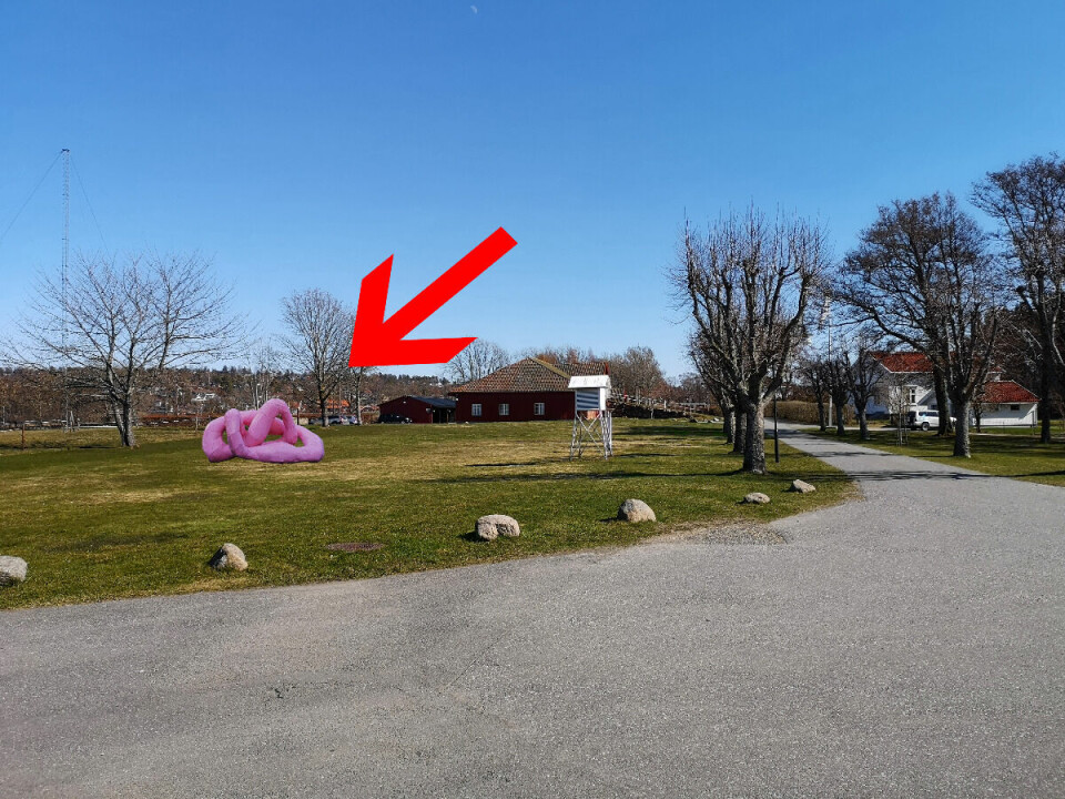 Slik ser Telenor for seg at skulpturen vil se ut foran Jeløy Radio. Kurs- og konferansesenteret ligger i et landskapsvernområde like ved Oslofjorden. Slik ser Telenor for seg at skulpturen vil se ut foran Jeløy Radio. Kurs- og konferansesenteret ligger i et landskapsvernområde like ved Oslofjorden.