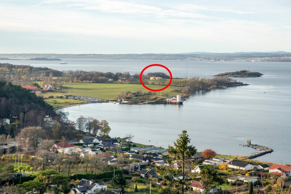 Stedet hvor det søkes om å stille ut den permanente skulpturen ligger midt i Søndre Jeløy landskapsvernområde, like ved Oslofjorden. Det gule bygget bakerst på bildet (innringet) er Jeløy Radio. Stedet hvor det søkes om å stille ut den permanente skulpturen ligger midt i Søndre Jeløy landskapsvernområde, like ved Oslofjorden. Det gule bygget bakerst på bildet (innringet) er Jeløy Radio.