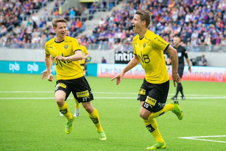 Thomas Lehne Olsen (t.h.) har scoret det første av sine to scoringer denne kvelden.