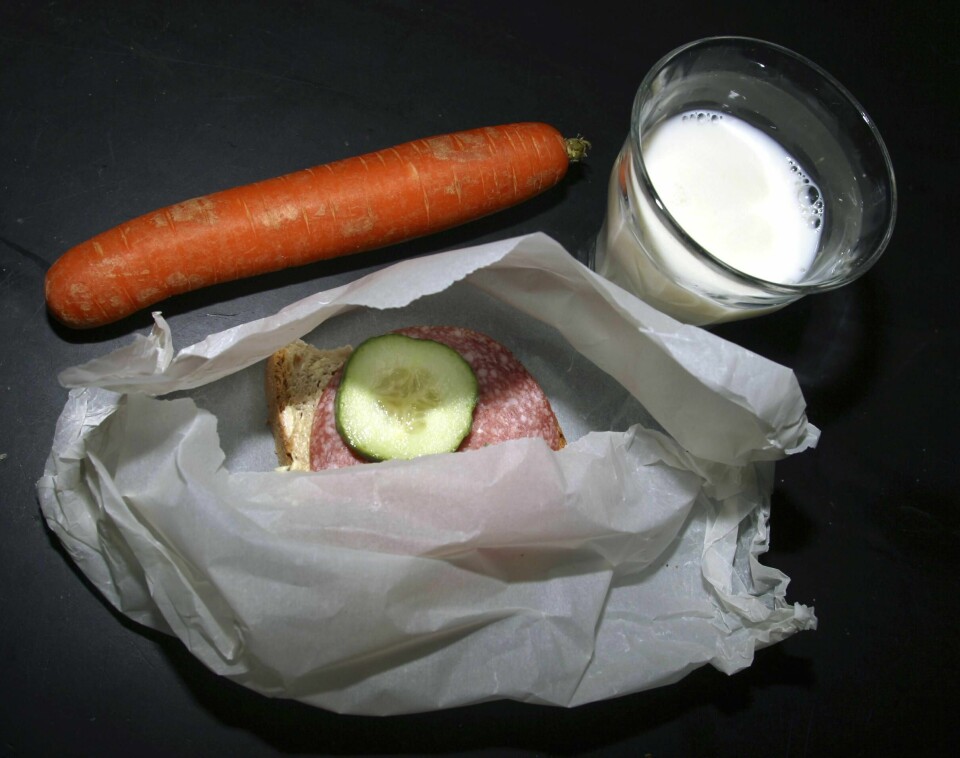 Matpakke til lunsj. Brødskive med fårepølse og agurk. Et glass melk. Gulrot. Tradisjonell norsk mat. Matpapir. Trønderfår. Kosthold. Matvaner. Sunnhet. Sunn mat. Grovbrød.
FOTO: SCANPIX