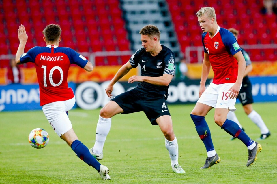 Norges Eman Markovic og Erling Haaland mot New Zealands Gianni Stensness under VM-kampen i fotball mellom Norge og New Zealand på Lodz Stadion. Foto: Svein Ove Ekornesvåg / NTB scanpix