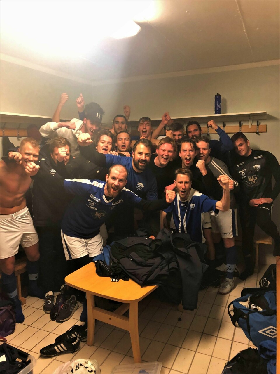 GOD STEMNING: Gresvik IFs a-lag, som spiller i 6. divisjon avdeling 2, har hatt mye å juble for i starten av årets sesong. Her feires det i garderoben etter seier 2–1 borte over Rakkestad i starten av mai.