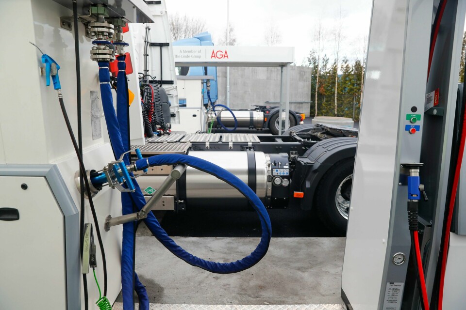 Norges første fyllestasjon for flytende biogass som drivstoff til tungtransport åpnet på Furuset i desember i fjor. Nå er samferdselsministeren positiv til å gi rabatt i bompengeringen for kjøretøy som bruker 100 prosent biogass.