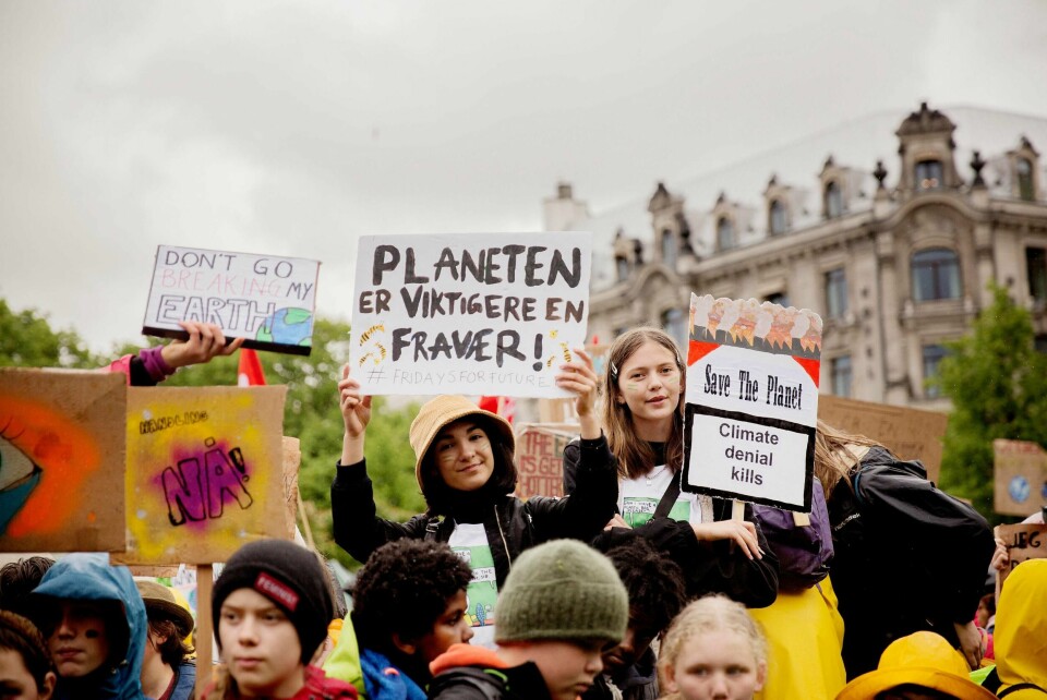 Flere hundre streikende ungdommer samlet seg foran Stortinget så seint som 24. mai.