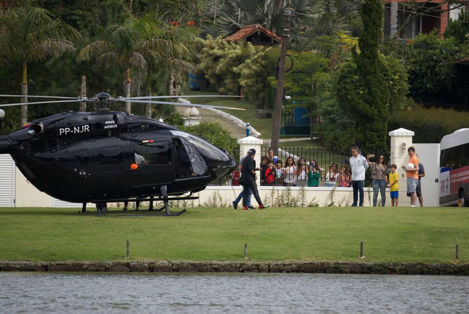 Neymar ankom Brasils trening i sitt nye helikopter nylig. Foto: Silvia Izquierdo / AP / NTB scanpix