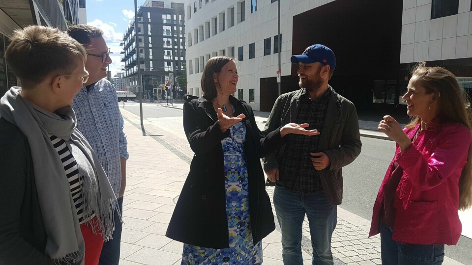 Byråd for utvikling i Oslo kommune Hanna Marcussen (MDG) sammen med beboere i Rostockgata som er glade for at gata nå stenges.