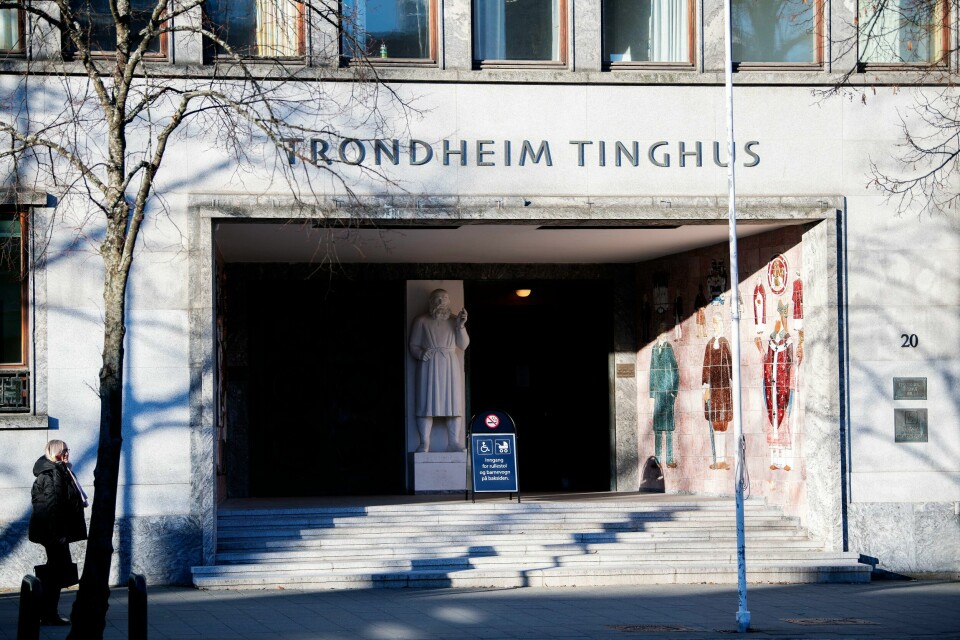 En 24 år gammel mann er dømt for å ha drept en kvinne med sverd i Trondheim i fjor. Trøndelag tingrett.