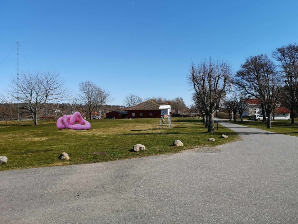 Slik ser Telenor for seg at skulpturen vil se ut foran Jeløy Radio. Kurs- og konferansesenteret ligger i et landskapsvernområde like ved Oslofjorden.