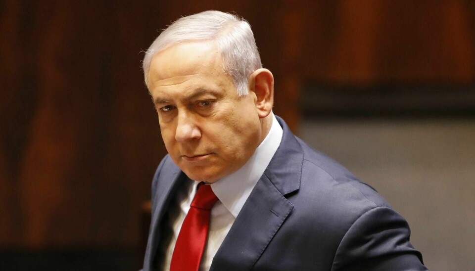 Israels statsminister Benjamin Netanyahu sparker to av statsrådene, som også er politiske utfordrere.
