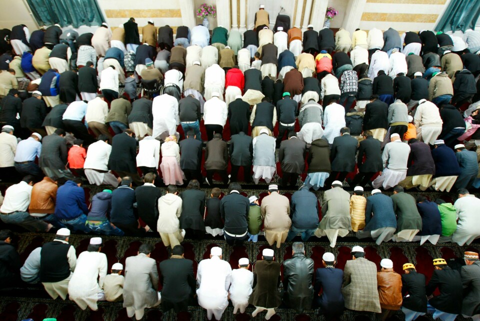 OSLO 20071012: Rundt 5000 mennesker var fredag ventet å besøke Central Jamaat-e Ahl-e Sunnat moskeen i Oslo, i forbindelse med feiringen av høytiden id al-fitr som markerer avslutningen av fastemåneden Ramadan .
Foto: Heiko Junge / SCANPIX . OSLO 20071012: Rundt 5000 mennesker var fredag ventet å besøke Central Jamaat-e Ahl-e Sunnat moskeen i Oslo, i forbindelse med feiringen av høytiden id al-fitr som markerer avslutningen av fastemåneden Ramadan .
Foto: Heiko Junge / SCANPIX .