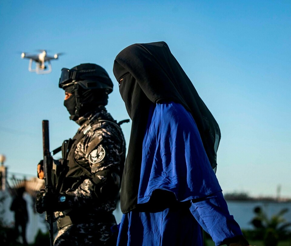 Det anslås også at omkring 40 barn og 10 kvinner som er norske statsborgere, sitter i interneringsleirer i tidligere IS-områder. Her blir en usbekisk kvinne tilknyttet IS og hennes barn, overlevert til sentralasiatiske diplomater.