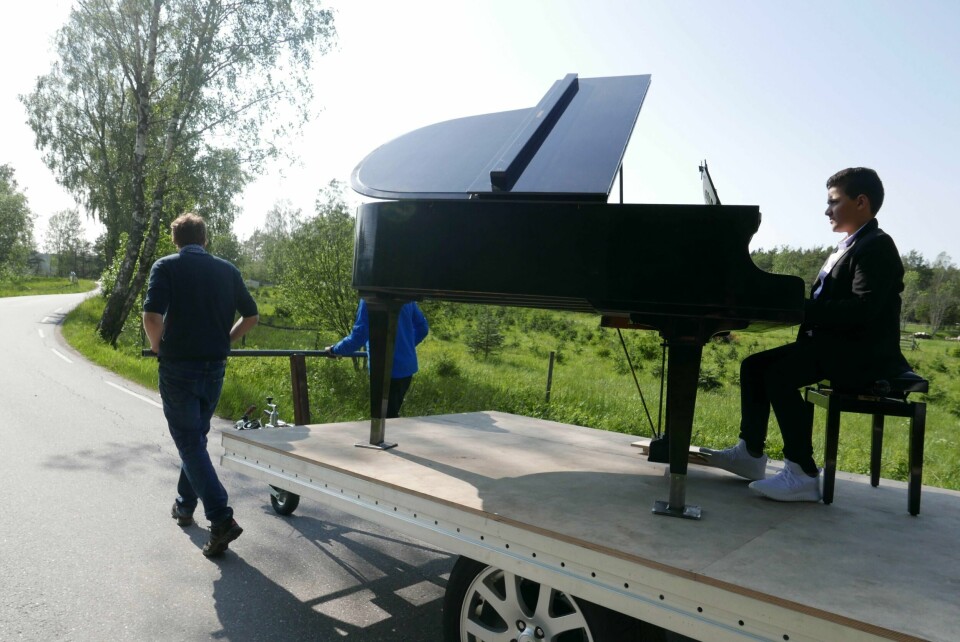 MUSIKK PÅ VEI: Kevin Andreassen (12) er den første pianisten som får prøvekjøre scenekunstinstallasjonen.