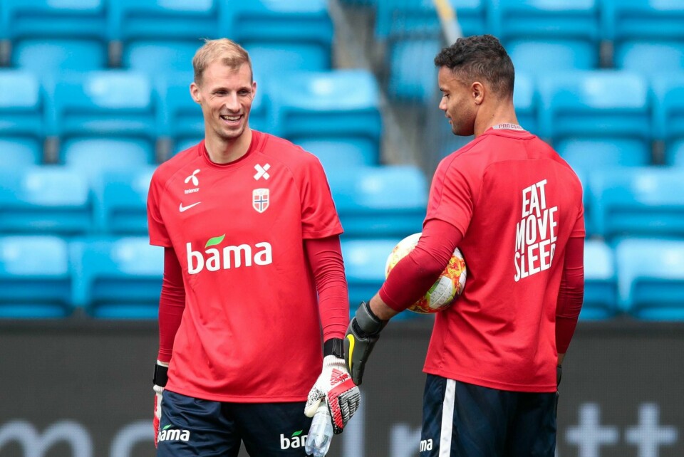 Keeperne André Hansen (til venstre) og Sten Grytebust under fotballandslagets trening på Ullevaal stadion før kampene mot Romania og Færøyene. Foto: Lise Åserud / NTB scanpix