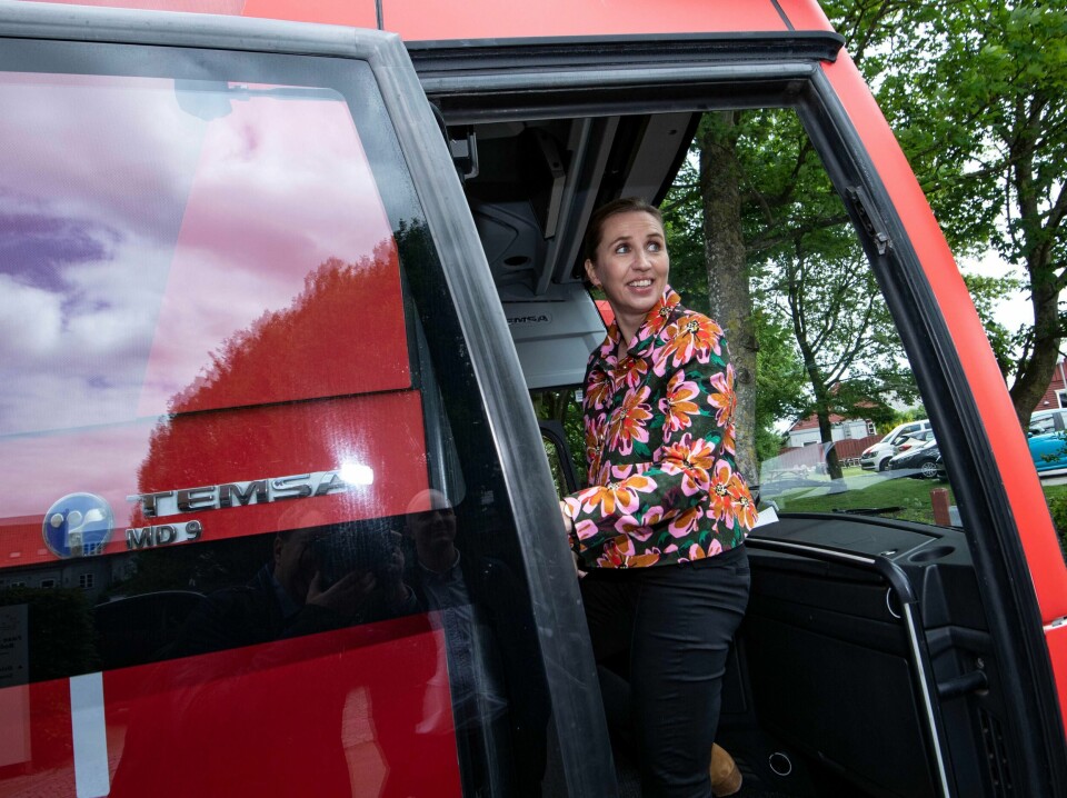 Socialdemokraterns partileder Mette Frederiksen i sin røde valgkamp-buss under valgkampen forut for folketingsvalget i Danmark 2019. Her har hun besøkt vandrerhjemmet i Faxe som har markert seg som en arbeidsplass for arbeidsuføre.