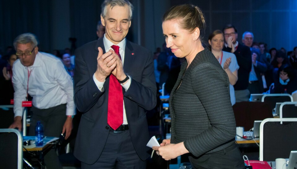 Partileder for Socialdemokratiet i Danmark Mette Frederiksen taler på Arbeiderpartiets landsmøte i 2017. Ap-leder Jonas Gahr Støre klapper i bakgrunnen.