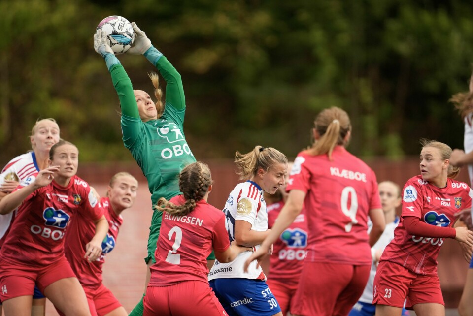 Tåke gjør at Røa-spillerne ikke kommer seg til Bergen i tide til å møte Brann til oppsatt tid i Toppserien. Tåke gjør at Røa-spillerne ikke kommer seg til Bergen i tide til å møte Brann til oppsatt tid i Toppserien. Foto: Javad Parsa / NTB