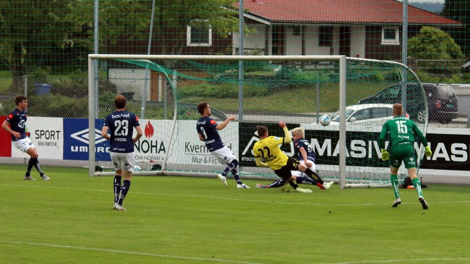 Amund Wichnes dårlige utspark ga Viking-forsvaret problemer, og førte til baklengs. Foto: Pål Karstensen Amund Wichnes dårlige utspark ga Viking-forsvaret problemer, og førte til baklengs. Foto: Pål Karstensen